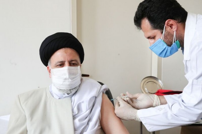 رئیس جمهور اولین دز واکسن ایرانی کرونا را دریافت کرد/ تلاش برای تسریع در تولید واکسن