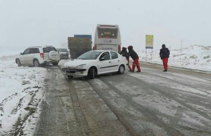هلال احمر به ۶۳۵ حادثه دیده در برف امدادرسانی کرد