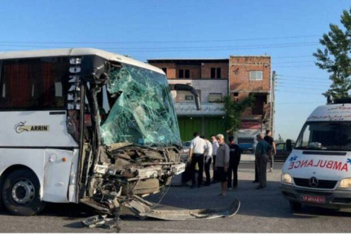 ۱۶ مصدوم در تصادف یک دستگاه اتوبوس با مینی بوس در جاده بابل