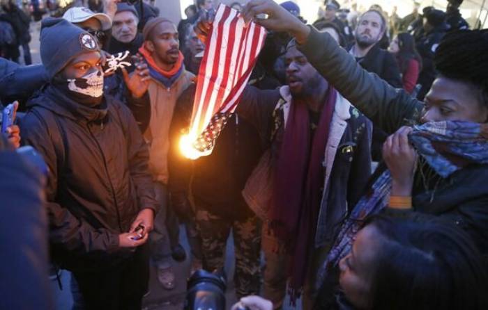 معترضان منع قانون سقط جنین پرچم آمریکا را آتش زدند