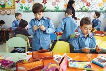 معلم و دانش‌آموز تنها، اما چراغ مدرسه روشن است