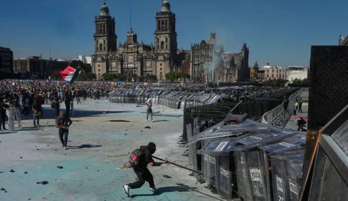 تظاهرات گسترده در مکزیک علیه فساد و بی‌قانونی/ درگیری‌ها با پلیس به زخمی شدن ۱۲۰ نفر انجامید