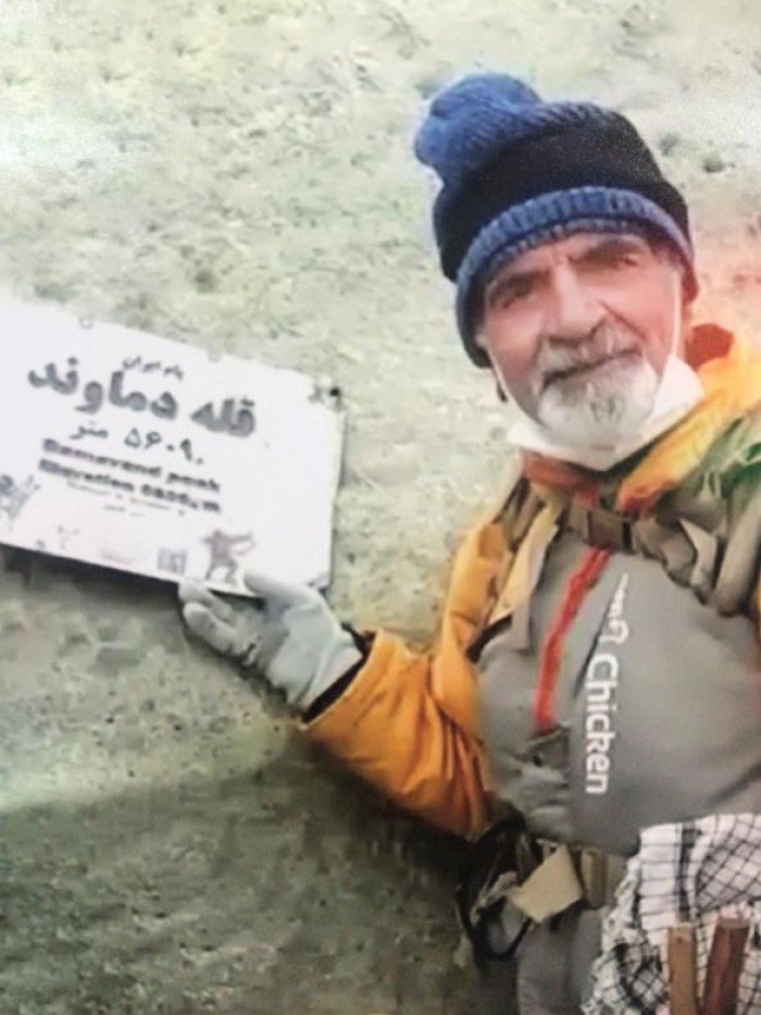 موسی محمودیان، کوهنورد قائمشهری برای چهارمین بار قله دماوند را فتح کرد